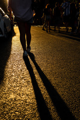 mujer caminando en atardecer a contraluz