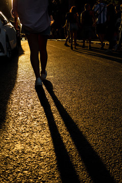 mujer caminando en atardecer a contraluz