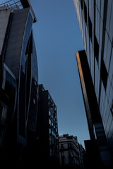 edificio moderno con fachada de vidrio