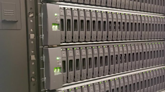Datensicherung Festplatten f&uuml;r ein Blade Enclosure im Rechenzentrum - Bladecenter Netzwerk in einem Server-Rack 