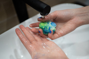 Kobieta myje dłonie podczas kwarantanny z powodu epidemii (pandemii) koronawirusa Covid-19 z Wuhan w Chinach