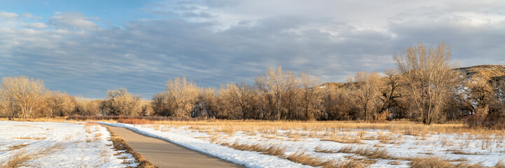 Obraz na płótnie Canvas winter scenery on a bike trail in Colorado