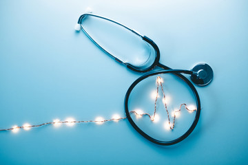 Cardiochirurgo specializzato. Elettrocardiogramma ecg con stetoscopio su sfondo blu. Vista alto,...