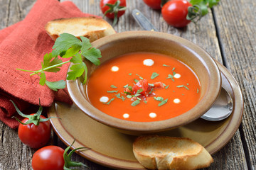 Cremige Tomatensuppe mit getoasten Baguettescheiben - Cream of tomato soup served with toasted baguette slices