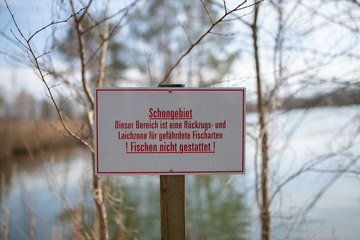 Schild für Schongebiet eines Fisch Laichplatzes - Fischen nicht gestattet.