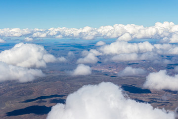 vista aérea sobre las nubes, desde ventana del avión
