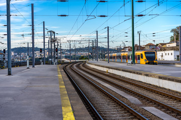 Obraz premium Tory kolejowe na stacji kolejowej Campanha w Porto, Portugalia