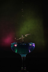 カクテルグラスの中のスプラッシュ