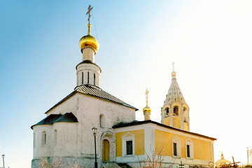Obraz premium russian church ancient orthodox religion landmark in russia at day time against backlit light blue sky background Old outpost in Tver region Russia street landscape view of tourist attraction