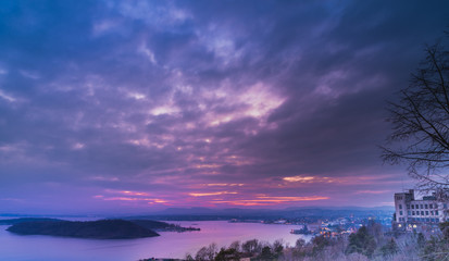 Piękny zachód słońca nad Oslo miastem stołecznym Norwegii © Dreamnordno
