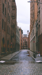 Fototapeta na wymiar narrow street in New york