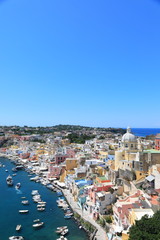 Naklejka premium Panoramiczny widok na wyspę Procida we Włoszech