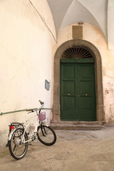 Fototapeta na wymiar Bicycle and old door at Procida Italy
