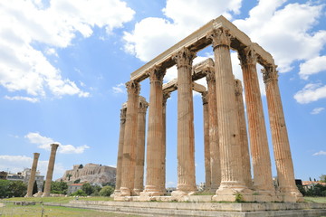 Obraz premium Temple of Olympian Zeus and Acropolis Hill, Athens Greece