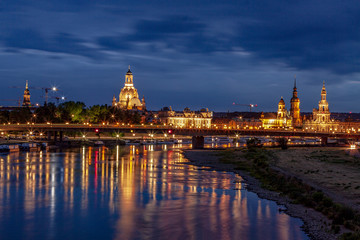 Fototapeta na wymiar Dresden,Blick auf der Friedrich August Brücke bei Nacht