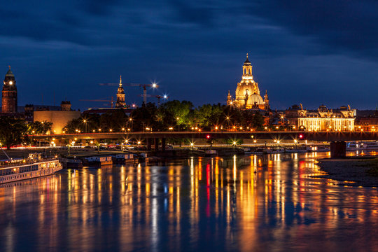 Dresden,Bilch auf der Friedrich August Br&uuml;cke  bei Nacht