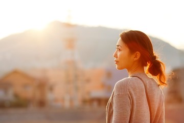 夕陽を眺める女性