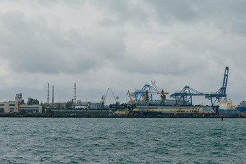 Obraz premium huge loading and unloading cranes in the seaport in Odessa