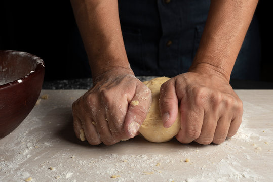 Manos Amazando Masa Casera Y Sana Con Harina En Madera Cocina Sana Y Natural 