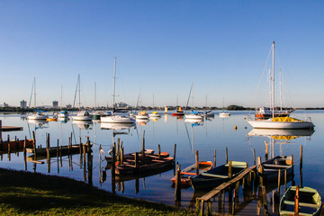 Obraz premium Boats and their reflections in the sea water.