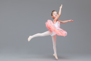Leuk schattig ballerinameisje in roze tutu-danspraktijken balletdansen