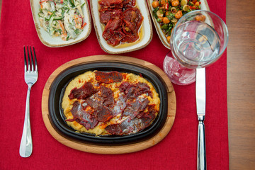 food called pastirmali hymus from turkish cuisine