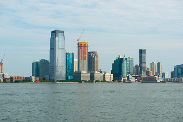 Naklejka premium Panoramę nowoczesnych drapaczy chmur w Jersey City, w tym z New York Harbor w pobliżu Nowego Jorku NYC, New Jersey NJ, USA.