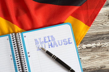 Flagge von Deutschland und Slogan Bleib zu Hause
