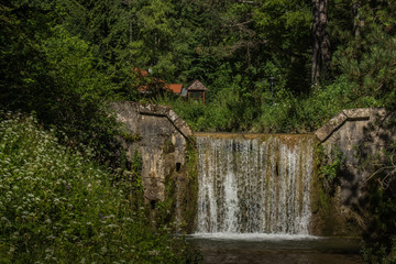 wasserfall und mauer von einem staubecken