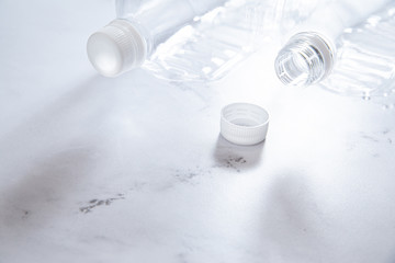 ペットボトル、水、ミネラルウォーター、分別、白背景