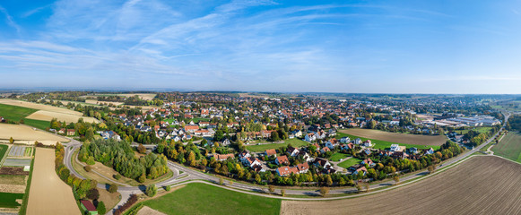 Herbstlicher Ausblick auf die Kleinstadt Wertingen in Nordschwaben