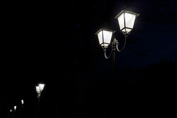 lampade notturne in centro storico di citt&agrave;.