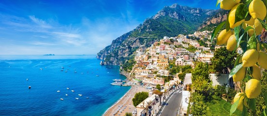 Panoramisch uitzicht op Positano met comfortabele stranden en blauwe zee aan de kust van Amalfi in Campania, Italië. De kust van Amalfi is een populaire reis- en vakantiebestemming in Europa.