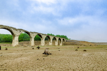 霧にけむるタウシュベツ橋梁
