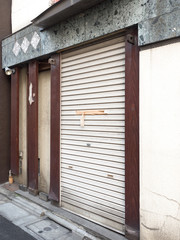 シャッターが閉まった店舗