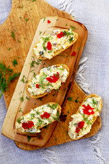 torradas com arenque e caviar.