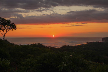 Fototapeta na wymiar coucher de soleil à dominical au costa rica proche de playa ballena