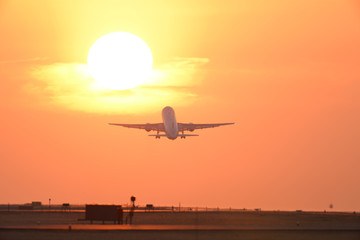 空港　夕日　飛行機