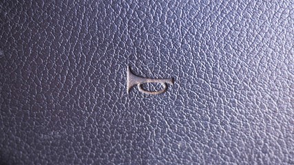 Dirty car horn symbol