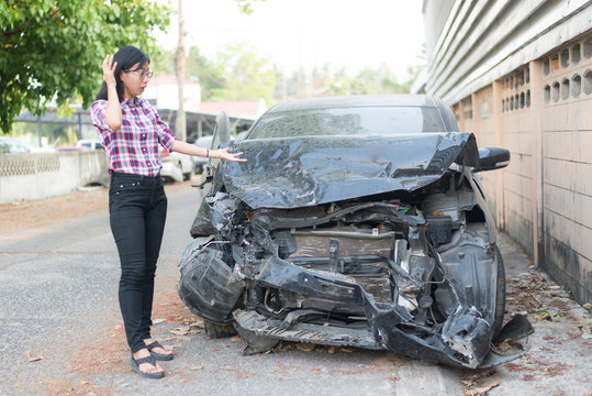 Asian People Are Shocked. While Meeting A Car Stolen By A Thief In The Condition Of Being Hit By Almost All Cars