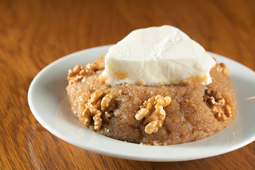 Turkish sweet food, irmik helvası with vanilla ice cream