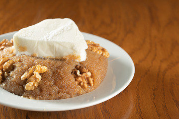 Turkish sweet food, irmik helvası with vanilla ice cream
