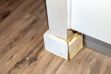 Wasserschaden an Fussboden leiste