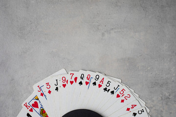 Juego de cartas sobre la mesa