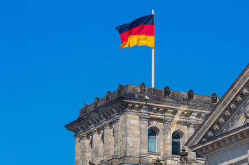 Berlin Reichstag wehende Fahne im Wind Bundesrepublik Gesetzgeber politische Führung Tradition...