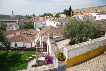 Óbidos, Portugal: Blick über das mittelalterliche Dorf auf das Castelo de Óbidos (Burg von...