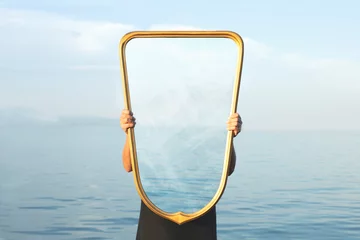 Tuinposter surrealistisch beeld van een transparante spiegel  concept van deur naar vrijheid © Cristina Conti