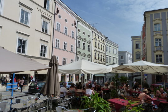 Barocke Architektur und Stadtbild Drei-Flüsse-Stadt Passau Residenzplatz Cafés   