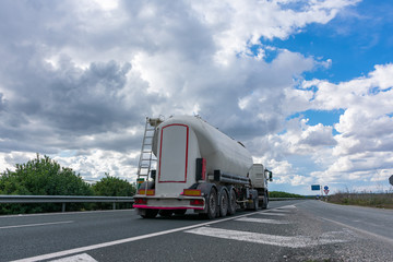 Tank truck for the transport of bulk cement on the highway