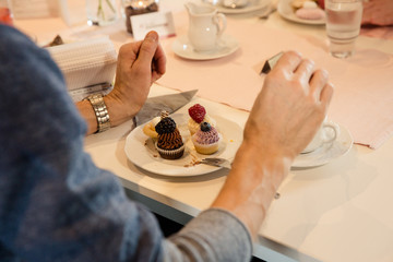 Mass isst Kuchen in einem Café